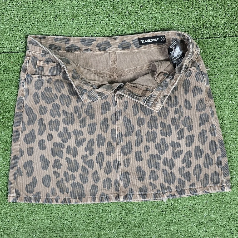 BLANK NYC | 100% COTTON FADED LEOPARD LIGHTLY DISTRESSED DENIM MINI SKIRT - Picture 5 of 16